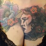 Dermal Anchor im Tattoo Brustbereich